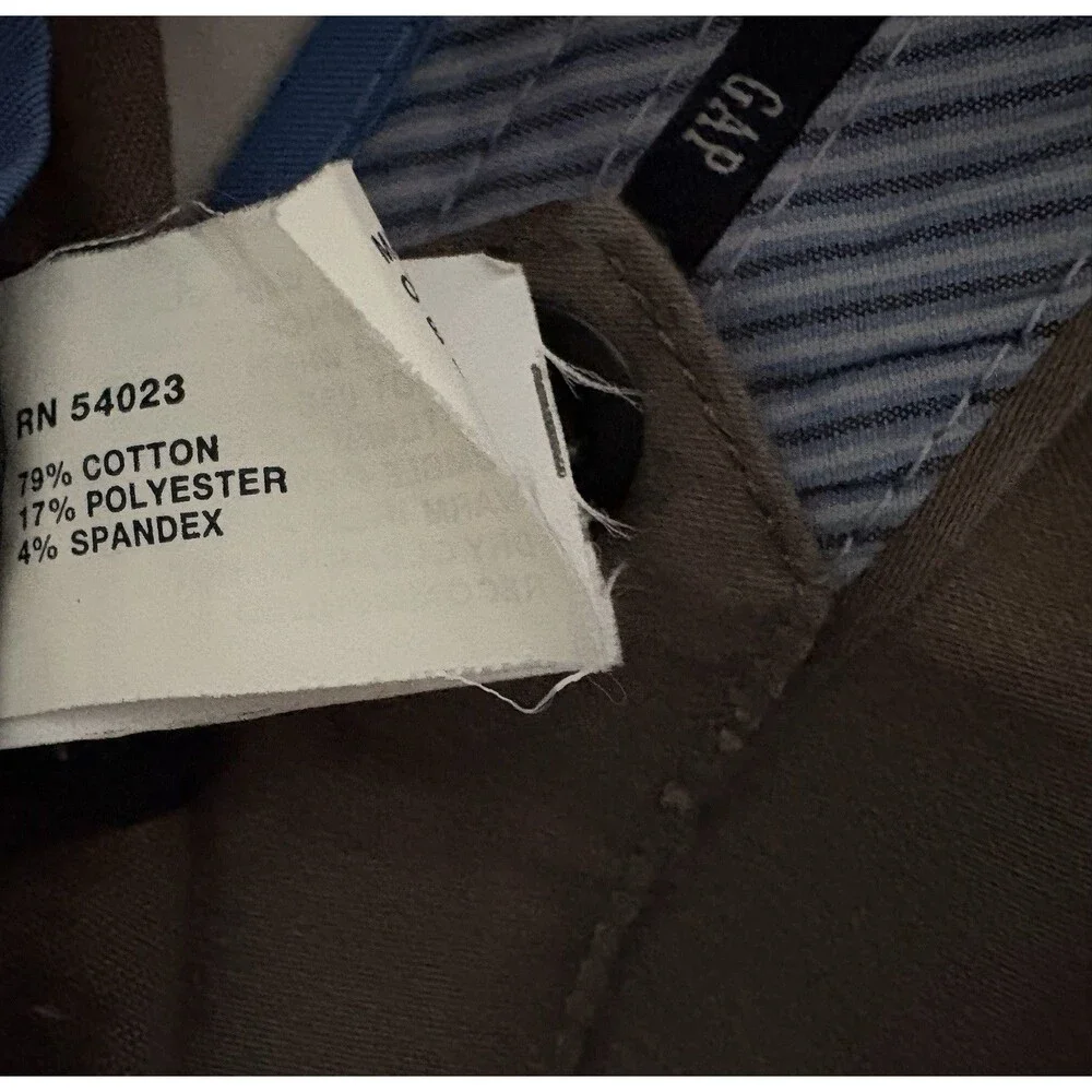 GAP Chino Pants Mens 34 x 32 Straight Fit Casual Work Wear Flat Front Khaki SPOT